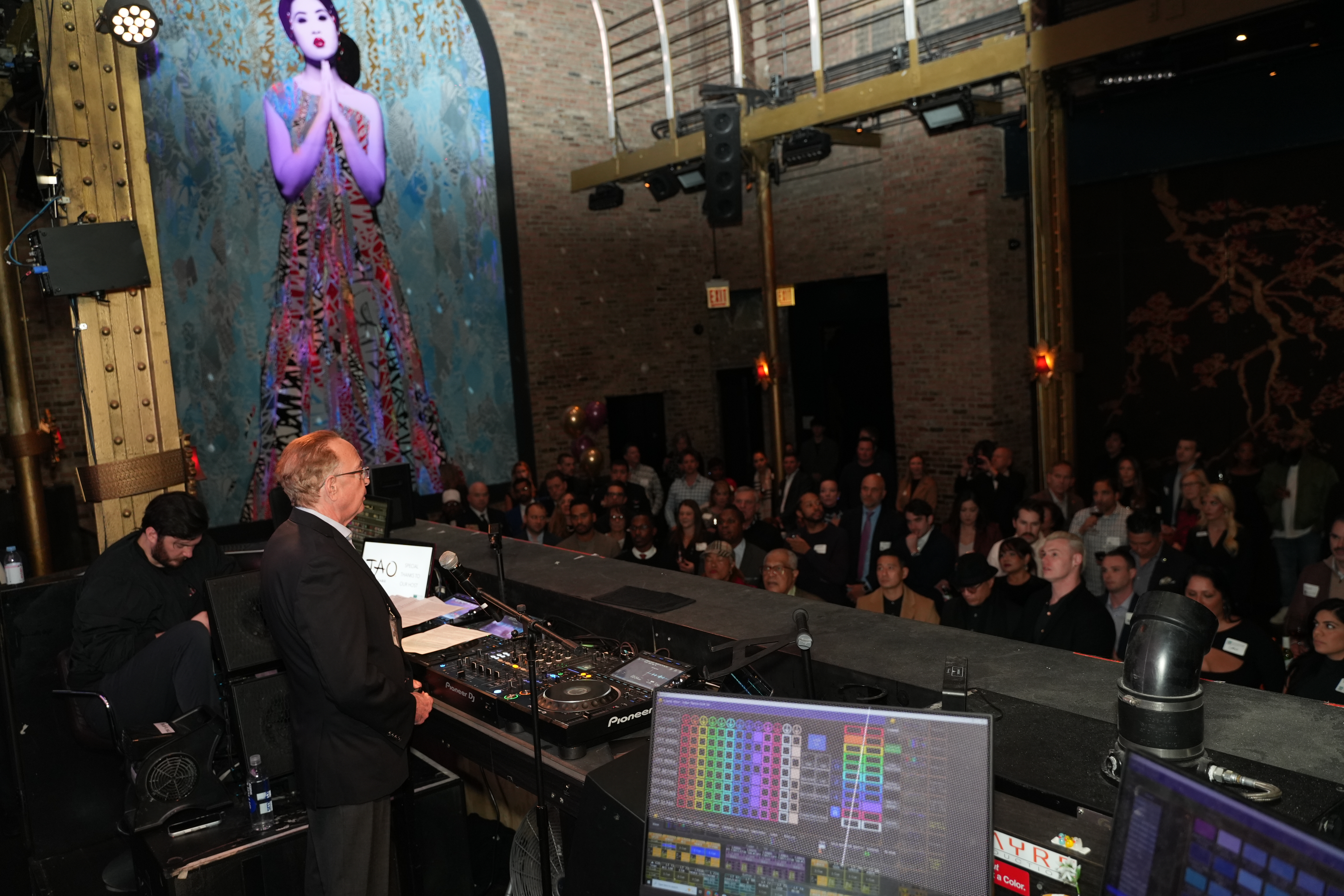 MICHAEL ON STAGEDSC09669